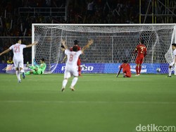 Vietnam membobol gawang Indonesia. Dalam pertandingan ini, tiga gol Vietnam dicetak oleh Doan Van Hau (2 gol) dan Do Hung Dung.