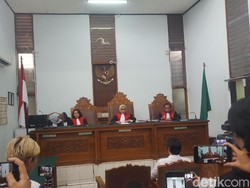 Terbukti Lakukan Penganiayaan, Aktor Kriss Hatta Divonis 5 Bulan Bui