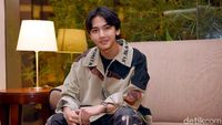 Senyum Ari Irham yang Bikin Gadis Salah Tingkah
