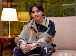 Senyum Ari Irham yang Bikin Gadis Salah Tingkah