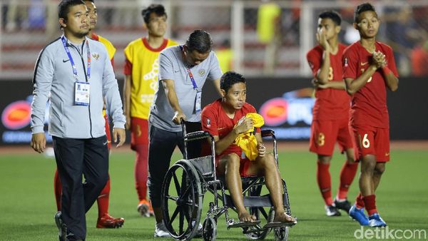 Potret Evan Dimas di Kursi Roda Usai Dapat Tekel Kasar Pemain Vietnam