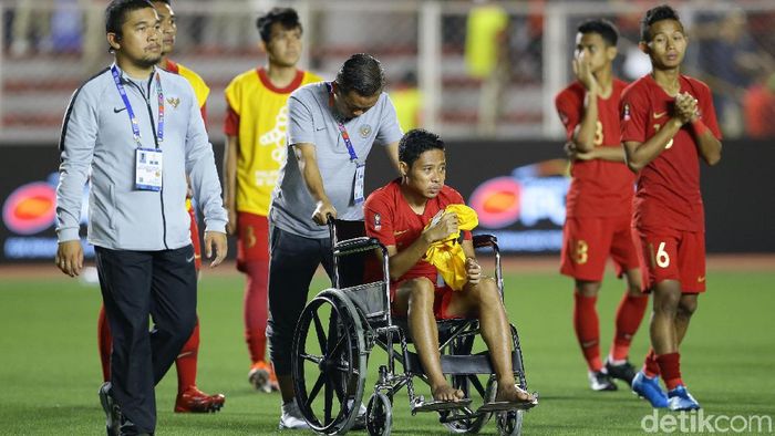 Evan Dimas Darmono harsu menggunakan kursi roda di saat pengalungan medali SEA Games 2019. (Grandyos Zafna/detikSport) Evan Dimas Darmono harsu menggunakan kursi roda di saat pengalungan medali SEA Games 2019. (Grandyos Zafna/detikSport)