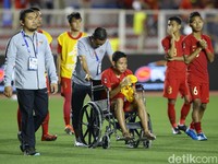 Potret Evan Dimas di Kursi Roda Usai Dapat Tekel Kasar Pemain Vietnam