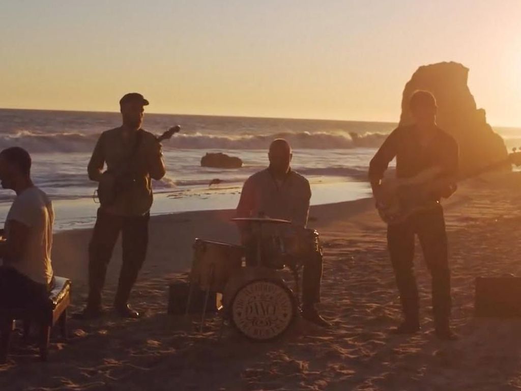 Everyday Life, Coldplay Bawa Drum sampai Piano ke Pantai Everyday Life, Coldplay Bawa Drum sampai Piano ke Pantai