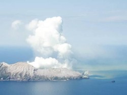 Video Enam Korban Tewas Diangkut Helikopter dari White Island