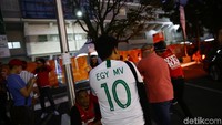 Ada juga yang mengenakan jersey bertuliskan Egy MV.