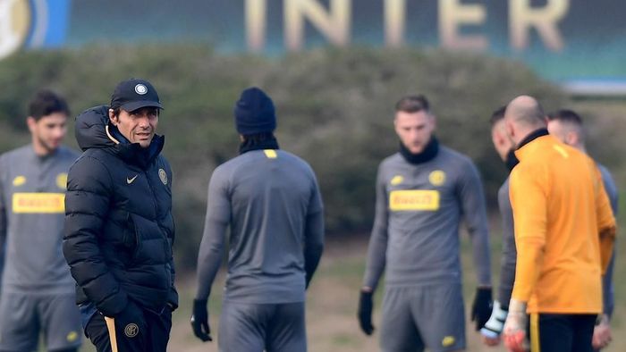 Inter Milans Italian head coach Antonio Conte (L) supervises a training session on December 9, 2019 in Appiano Gentile, on the eve of the UEFA Champions League Group F football match Inter Milan vs Barcelona. (Photo by Miguel MEDINA / AFP)