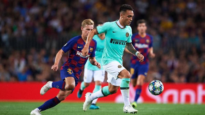 Barcelona vs Inter BARCELONA, SPAIN - OCTOBER 02: Lautaro Martinez of Inter runs with the ball followed by Frenkie De Jong of FC Barcelona during the UEFA Champions League group F match between FC Barcelona and Inter at Camp Nou on October 02, 2019 in Barcelona, Spain. (Photo by Alex Caparros/Getty Images)