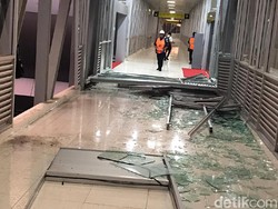 Angin Ribut di Solo, Pohon Tumbang dan Pecahkan Kaca Skybridge