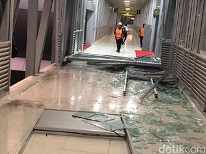 Angin Ribut di Solo, Pohon Tumbang dan Pecahkan Kaca Skybridge Angin Ribut di Solo, Pohon Tumbang dan Pecahkan Kaca Skybridge