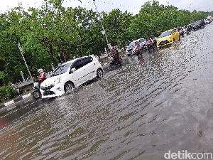 Diguyur Hujan, Jalan Urip Sumoharjo Makassar Tergenang