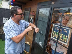 Biar Tak Banyak Jajan di Luar, Wanita Ini Bangun Kafe untuk Suaminya