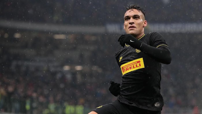 MILAN, ITALY - DECEMBER 01:  Lautaro Martinez of FC Internazionale celebrates after scoring the opening goal during the Serie A match between FC Internazionale and SPAL at Stadio Giuseppe Meazza on December 1, 2019 in Milan, Italy.  (Photo by Emilio Andreoli/Getty Images)