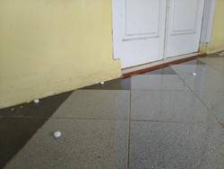 Antisipasi Ular Kobra, Warga Citayam Taruh Kapur Barus di Teras Rumahnya