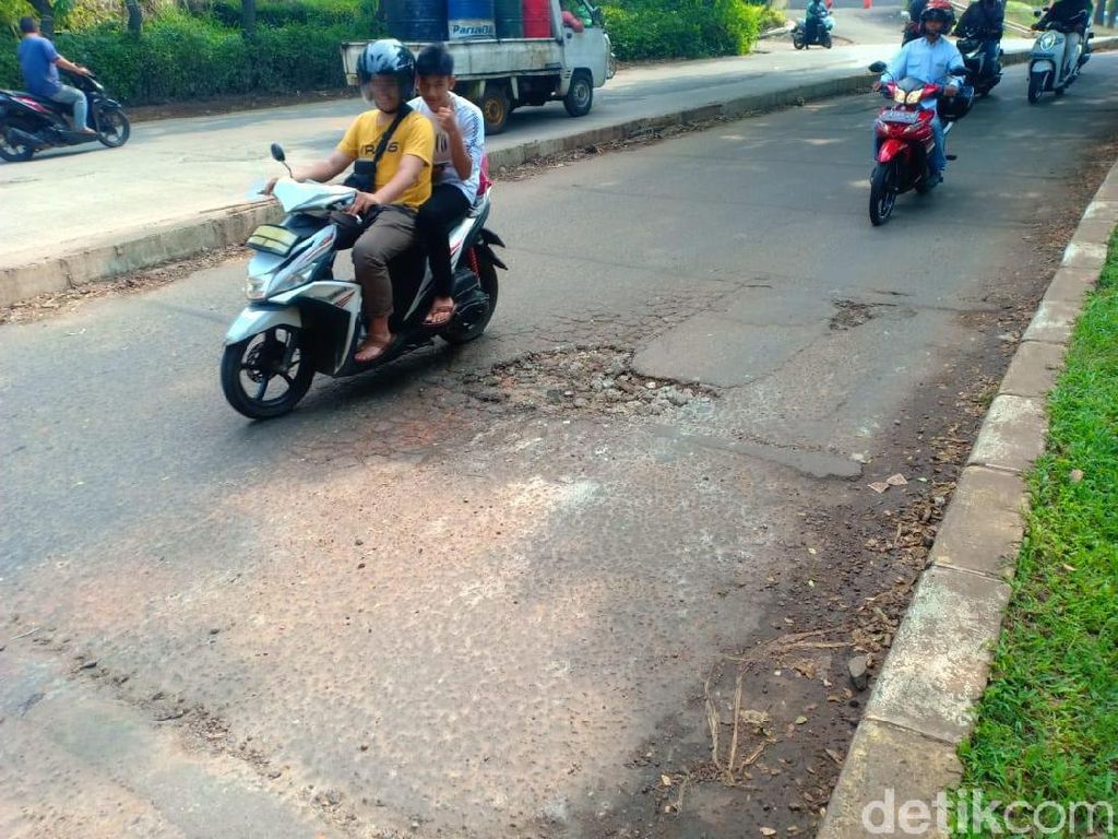 Lubang Jalan di Depok Lokasi Ustaz Beben Tewas Ditambal Pasir dan Batu Lubang Jalan di Depok Lokasi Ustaz Beben Tewas Ditambal Pasir dan Batu