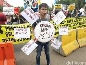 Massa Demo di Depan Istana Pertanyakan Kenaikan Iuran BPJS-BBM