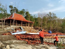 Pendopo di Puncak Sosok Bantul Roboh Dihantam Angin Kencang