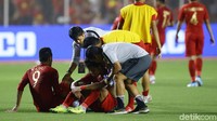 Pelatih Indra Sjafri berusaha menenangkan para pemain Timnas Indonesia.