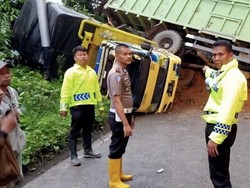 Longsor Sumbar-Riau, Dua Orang Luka dan Tiga Kendaraan Tertimbun