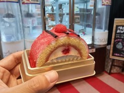 Seru! Mesin Pencapit Ini Tawarkan Hadiah Cheesecake hingga Roll Cake