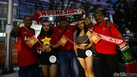 Suporter Tinmas Indonesia dan Vietnam kompak mengenakan kaos warna merah.