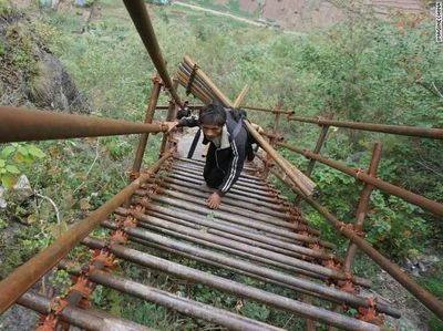 Potret Tangga Langit, Jalan Ngeri ke Desa di Balik Tebing