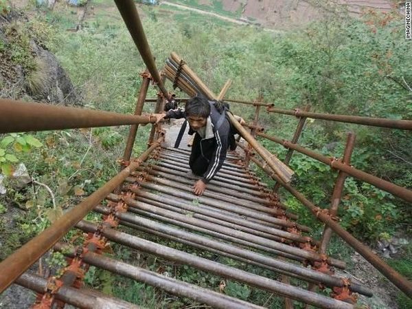 Potret Tangga Langit, Jalan Ngeri ke Desa di Balik Tebing
