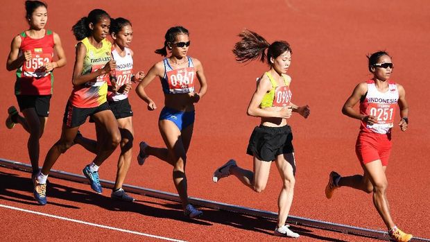 Dua pelari Indonesia Odekta Elvina Naibaho (ketiga kiri) dan Triyaningsih (kanan) berpacu dengan pelari lainnya pada Lomba Lari 10.000 Meter Putri SEA Games ke-30 di Stadion Atletik New Clark, Filipina, Minggu (8/12/2019). Odekta Elvina Naibaho berhasil mencapai finis urutan ketiga dengan catatan waktu 36 menit 42,28 detik sehingga meraih medali perunggu. ANTARA FOTO/Nyoman Budhiana/ama.