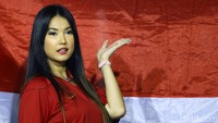 Miyabi juga sempat berpose dengan background bendera merah putih.