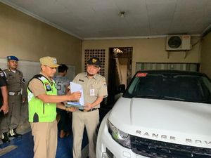 Razia Pajak Kendaraan di Jaktim, Giliran Range Rover yang Diciduk Razia Pajak Kendaraan di Jaktim, Giliran Range Rover yang Diciduk