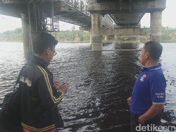 DLH Lamongan Ambil Sampel Air Bengawan Solo yang Hitam Kecokelatan