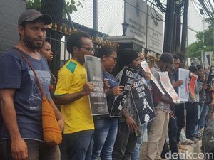 Jelang Vonis, Massa Minta PN Jaksel Bebaskan Pengibar Bintang Kejora