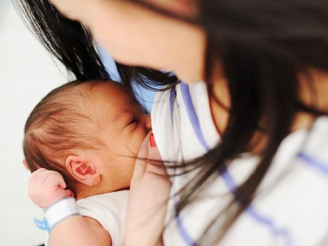Resep Antipanik Menyusui Saat Bayi Sakit