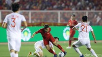Dalam pertandingan final yang dihelat di Rizal Memorial Stadium, Indonesia vs Vietnam berduel sengit dan keras sejak awal.