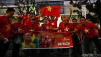 Suporter timnas Vietnam datang dengan membawa bendera negaranya. Selain itu mereka juga membawa poster bergambar pemain timnas Vietnam.