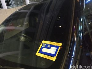 Di Malaysia, Bukti Mobil Sudah Bayar Pajak Ada Stiker di Kaca