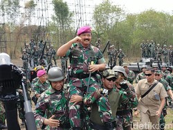 Panglima TNI Tinjau Latihan Kesiapsiagaan Operasional Marinir di Surabaya