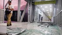 Berantakan! Begini Imbas Angin Ribut di Skybridge Solo
