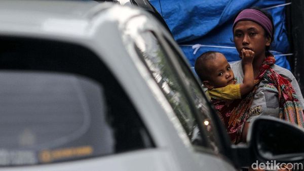 Aduh! Ngamen Sambil Gendong Bayi