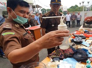 Bong Bentuk Dot Bayi hingga Pedang Tulisan Arab Dimusnahkan Kejari