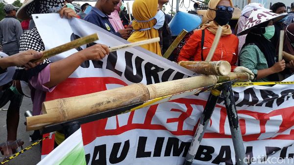 Tabuh Kentongan, Warga Tuntut PT RUM Tutup