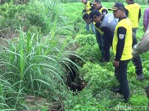 Tanah Terbelah Sepanjang 300 Meter di Pasuruan Retakkan Rumah Warga Tanah Terbelah Sepanjang 300 Meter di Pasuruan Retakkan Rumah Warga