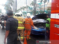 Mobil Terbakar di Depan Plaza Senayan
