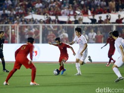 Dalam pertandingan ini Indonesia memainkan umpan-umpan direct ke kotak penalti lawan, sementara Vietnam menerapkan serangan balik cepat, yang bisa diredam barisan belakang Indonesia.