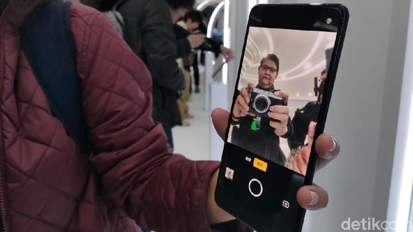 Canggih! Ini Dia Ponsel Oppo dengan Kamera di Dalam Layar