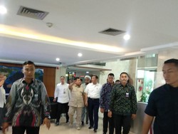 Momen Prabowo Hormat ke Luhut dan Guyon Izin Duduk