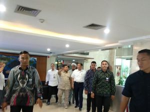 Momen Prabowo Hormat ke Luhut dan Guyon Izin Duduk Momen Prabowo Hormat ke Luhut dan Guyon Izin Duduk