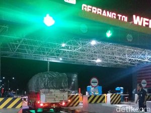 Bagian Atap Roboh, Gerbang Tol Weleri Sempat Ditutup 2 Jam