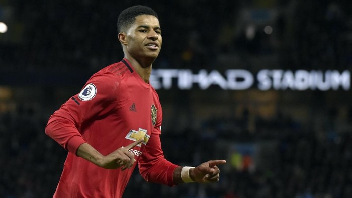 Manchester Uniteds Marcus Rashford celebrates after scoring his sides opening goal from the penalty spot during the English Premier League soccer match between Manchester City and Manchester United at Etihad stadium in Manchester, England, Saturday, Dec. 7, 2019. (AP Photo/Rui Vieira)