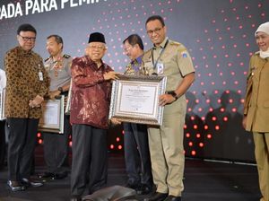 KemenPAN-RB Serahkan Penghargaan Zona Integritas ke Anies dan Khofifah